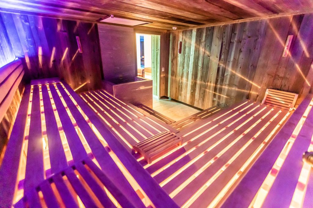 Sauna My Alpenwelt Resort - Das SPA serviert Wellness à la carte: Health und Beauty Anwendungen auf höchstem Niveau, dazu Erlebnissaunen und Dampfbäder, Regenerationsräume, Behandlungen auf der Aemotio SPA Liege, wertvolle Pärchen-Zeit im Private Spa – es darf in vollen Zügen genossen werden. - © My Alpenwelt Resort