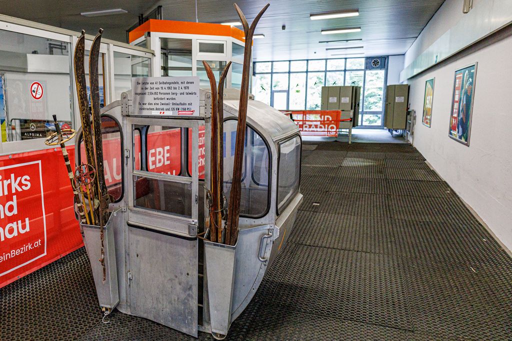 Alte Gondel Wurzeralm Spital am Pyhrn - In der Talstation steht "die letzte von 41 Seilbahngondeln, mit denen in der Zeit vom 19.04.19626 bis 02.04.1978 insgesamt 2.554.852 Personen berg- und talwärts befördert wurden." - so steht es auf dem Schild. - © alpintreff.de - Christian Schön