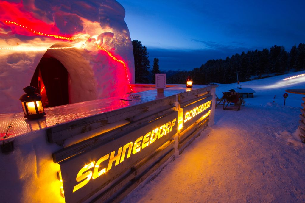 Eisbar im Igludorf - Ob kuschelige Zweisamkeit mit Champagner bei Ker-zenlicht auf wohlig, warmen Schaffellen oder das Gespräch mit anderen an der Schneebar unter einem glitzernden Sternenhimmel, - die Gelegenheiten zu genießen und zu entspannen sind mehr als vielfältig. - © schneedorf.com