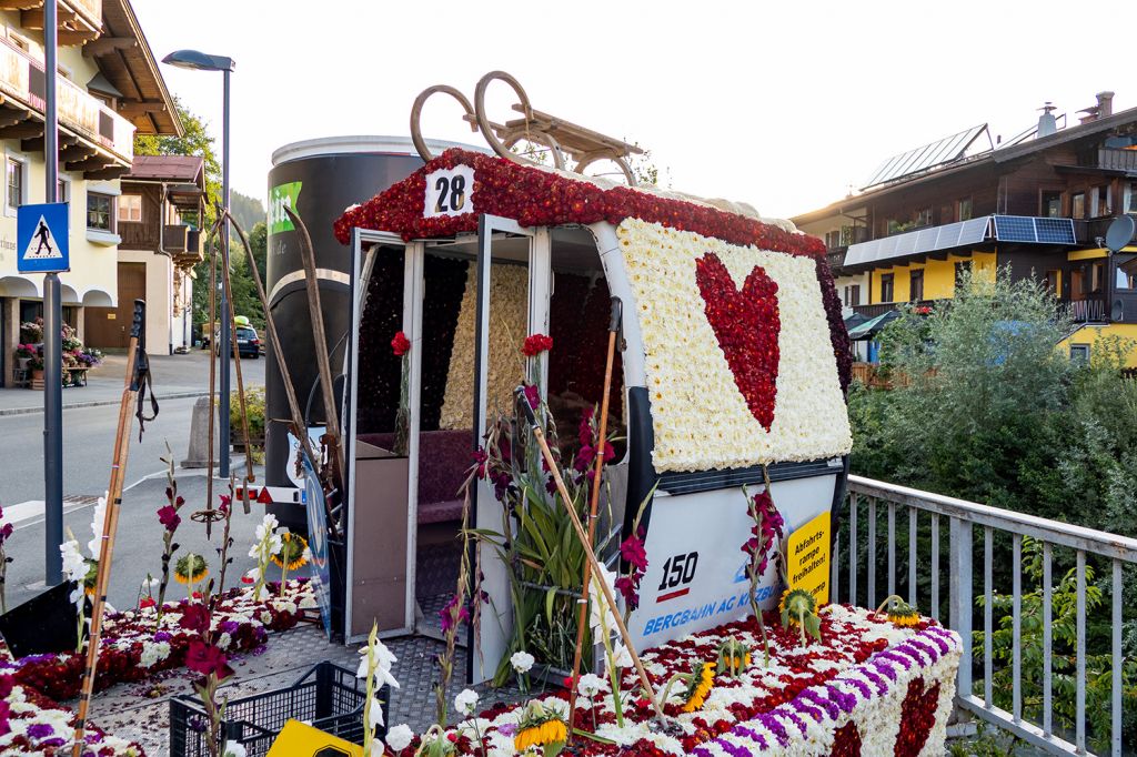 Kirchberg - Mit viel Liebe zum Detail werden die Wagen geschmückt. Über 600.000 Blumen kommen zum Einsatz. Drum herum gibt es Live Musik und viel Spaß. - © alpintreff.de - Christian Schön