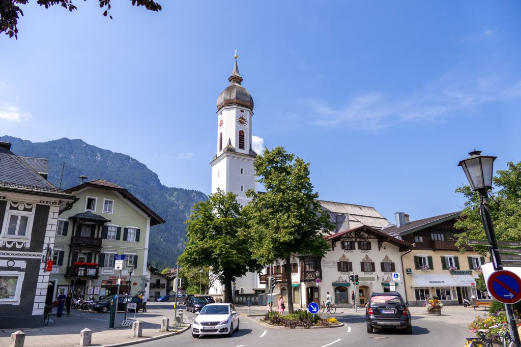 Zentrum von Garmisch mit Pfarrkirche St. Martin - Die Kreuzung kennt wohl jeder Tourist: Im Haus rechts war früher Käthe Wohlfahrt links seit Kindheitsgedenken eine Apotheke. Und im Hintergrund die Garmischer Pfarrkirche St. Martin. Rechts gehts in die Fußgängerzone. - © alpintreff.de