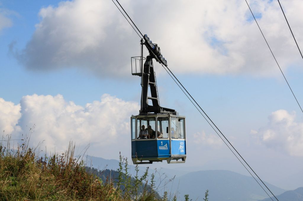 Hochalmbahn Garmisch - Die Hochalmbahn in Garmisch führt von der gleichnamigen Hochalm auf 1.705 Metern Höhe hinauf zum Osterfelder Kopf (2.050 Meter), der seinerseits durch die Alpspitzbahn perfekt erschlossen ist. - © alpintreff.de