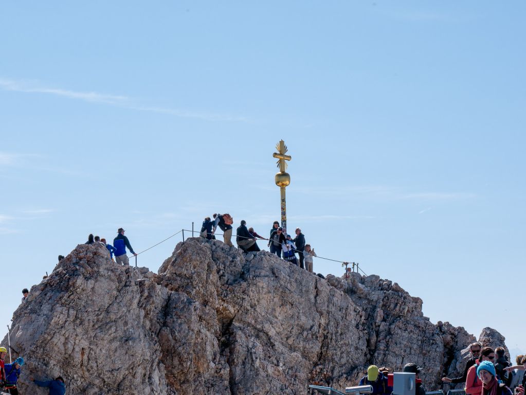 Der Zugspitzgipfel und das Zugspitzkreuz - Ein kleiner, alpiner Klettersteig führt auf den eigentlichen Zugspitzgipfel, der mit einer Höhe von 2.962 Metern die höchste Erhebung Deutschlands darstellt. 

Das Gipfelkreuz ist übrigens bereits das zweite an diesem Standort. Vor über 30 Jahren wurde das Originalkreuz durch einen Nachbau ersetzt. Das ursprüngliche Kreuz befindet sich nun im Werdenfels-Museum.

<strong>Achtung:</strong> Ohne festes Schuhwerk solltest du nicht zum Kreuz gehen. Auch bei schlechtem Wetter oder insbesondere Gewittergefahr ist der Weg dorthin ein No-Go! - © alpintreff.de