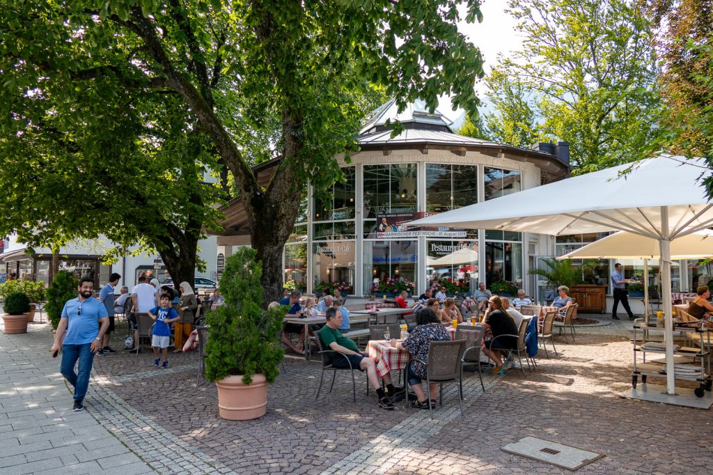 Kurpark-Cafe - Nochmal zurück ins Zentrum von Garmisch. Mittlerweile eine Feste Institution ist auch das Kurpark-Cafe mitten in der Stadt und direkt am Eingang zum Michael-Ende Kurpark. - © alpintreff.de