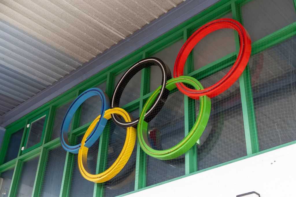 Olympische Winterspiele 1936 in Garmisch - Es war keine deutsche Glanzzeit im Jahre 1936. Das ist sicherlich richtig, aber dennoch lebt der olympische Flair in Garmisch weiter. Das drückt sich an den immer noch vorhandenen olympischen Ringen zum Beispiel am Eisstadion oder dem Sprungstadion aus. Das Sprungstadion ist sogar bis auf die Schanzen noch mehrheitlich unverändert aus dieser Zeit.

Andere Relikte der Spiele haben es nicht geschafft. Das olympische Dorf zum Beispiel konnte trotz langanhaltender Versuche nicht wiederbelebt werden und wurde in den 2010er Jahren dann letztendlich abgerissen. Auch die olympische Bobbahn ist längst passe.

Der Begriff Olympiaort bleibt aber immer. - © alpintreff.de