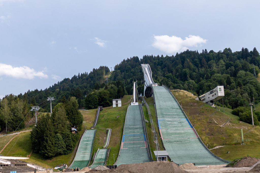 Olympiaschanzen Garmisch-Partenkirchen - Ein Highlight ist natürlich auch immer das Sprungstadion in Partenkirchen. Alljährlich findet hier am 1. Januar das prestigeträchtige Neujahrs-Skispringen im Rahmen der Vier-Schanzen-Tournee statt. Die Schanze wurde im Jahr 2007 neu errichtet, nachdem der damals aus den 50er Jahren stammende, stählerne Anlaufturm den Anforderungen moderner Wettkämpfe nicht mehr annähernd entsprach.

Die Schanzen links der großen Olympiaschanze werden nur noch für das Nachwuchstraining und Jugend-Wettbewerbe zum Beispiel im Rahmen des Deutschen Schülercups genutzt. - © alpintreff.de