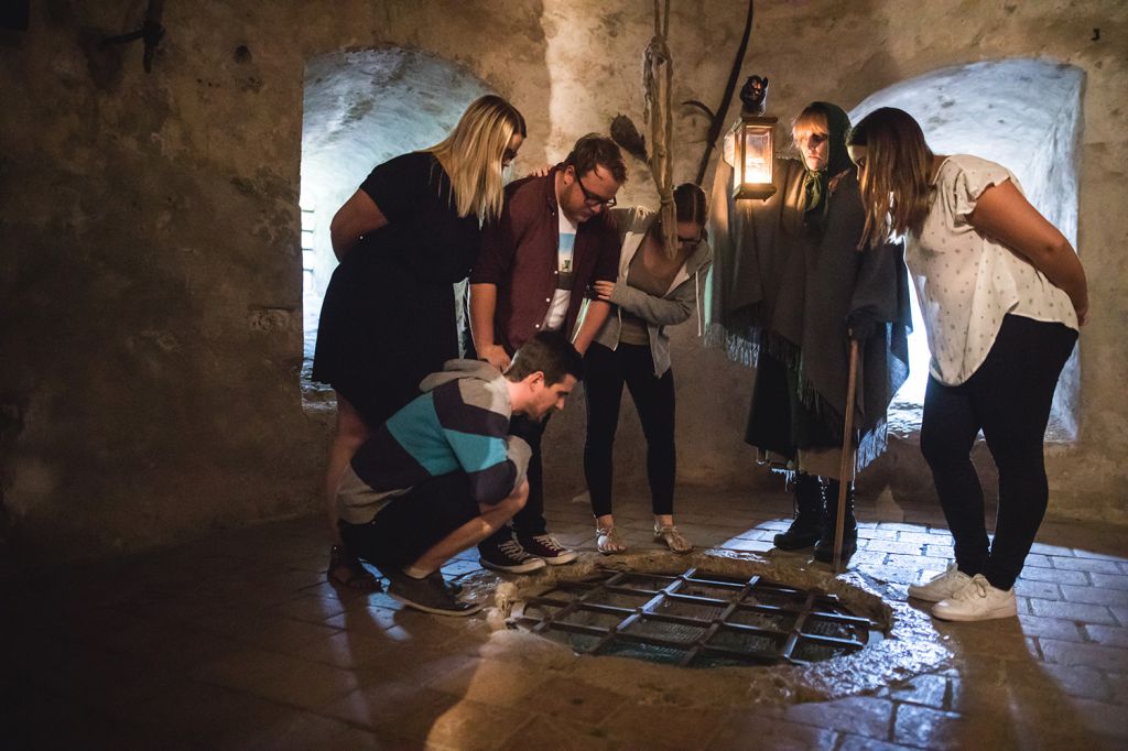 Tief unten in der Burg Hohenwerfen - Einblick ins Verließ. Die damaligen Gewohnheiten sind heute schwer nachvollziehbar. - © Salzburger Burgen und Schlösser