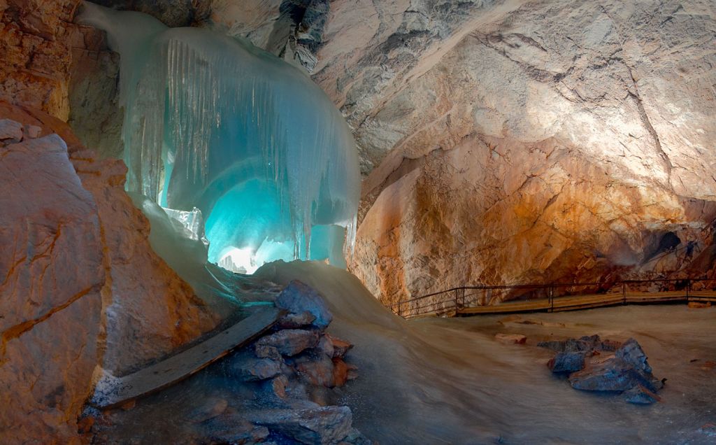 Eisriesenwelt - Friggas Schleier heißt dieses natürliche Kunstwerk. Pro Jahr besuchen circa 150.000 Menschen den befestigten Teil der Höhle. - © eisriesenwelt.at