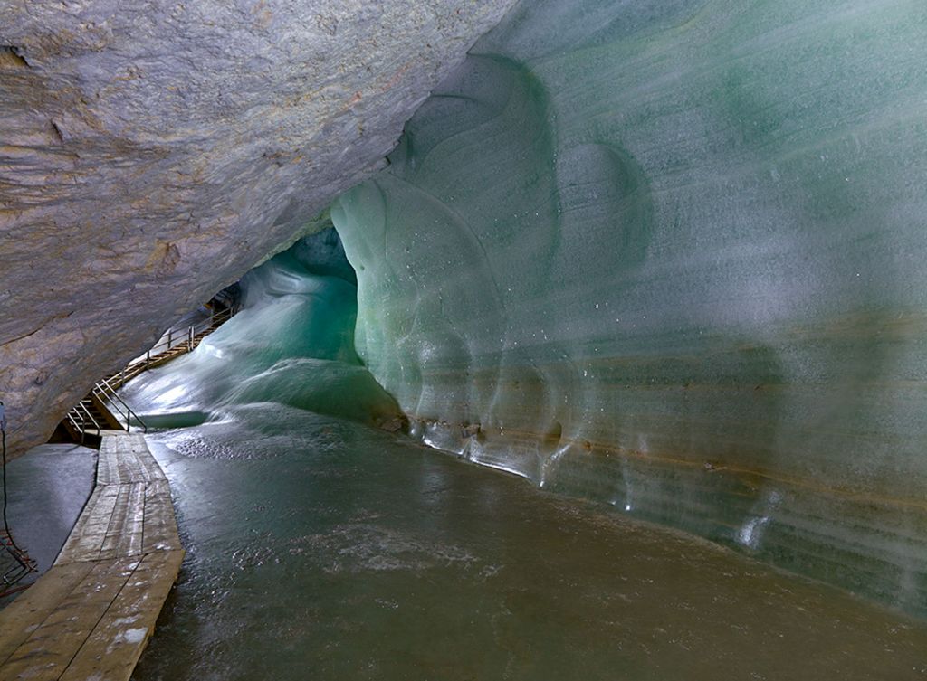 Eisriesenwelt - Wasser gibt es ausreichend in der Höhle. Es ist dort naturgemäß immer sehr kalt. Vergiss beim Besuch Deine Winterklamotten nicht! - © eisriesenwelt.at