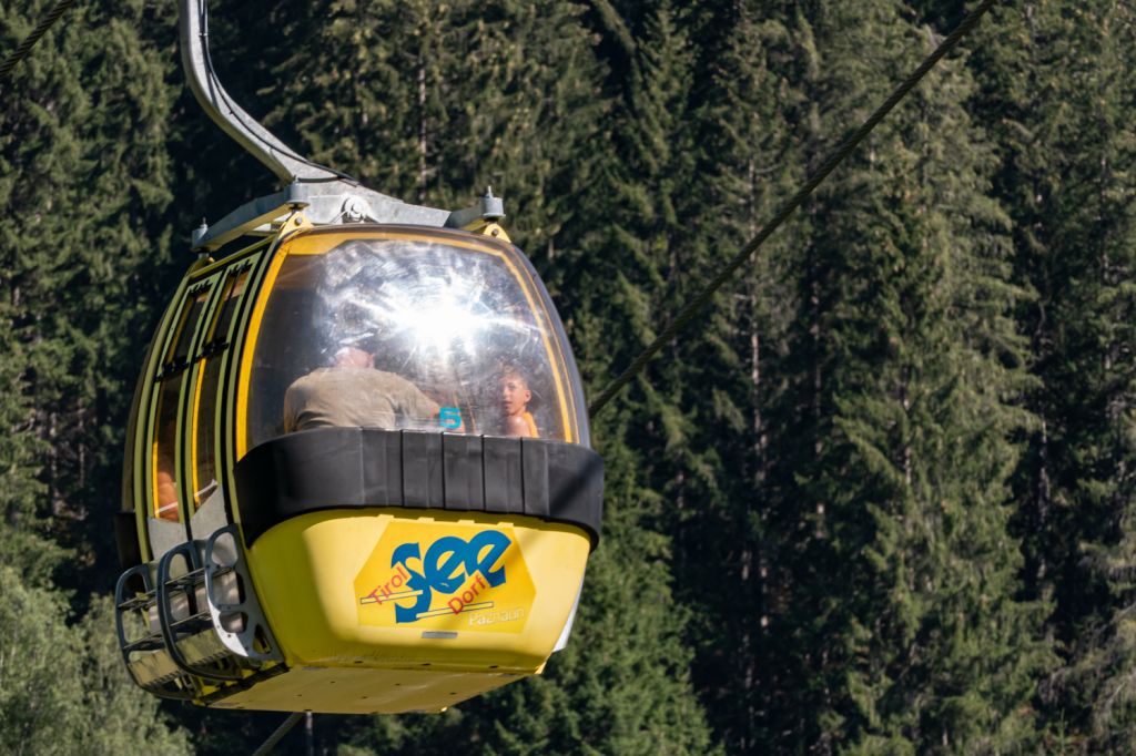 Medrigjochbahn - See im Paznauntal - Gondel - Die Bahn erschließt im Winter eine mittelschwere Piste, die wieder zurück zur Talstation führt sowie eine Rodelbahn auf der anderen Seite der Bahn. An der Bergstation gibt es direkt ein Kinderland mit zwei Förderbändern und einem Übungslift.  - © alpintreff.de - Colin Schön