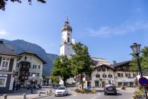 Zentrum von Garmisch mit Pfarrkirche St. Martin - Die Kreuzung kennt wohl jeder Tourist: Im Haus rechts war früher Käthe Wohlfahrt links seit Kindheitsgedenken eine Apotheke. Und im Hintergrund die Garmischer Pfarrkirche St. Martin. Rechts gehts in die Fußgängerzone. • © alpintreff.de