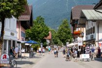 Garmisch ist halt kein ausschließlicher Touri-Ort. In der Fußgängerzone ist eigentlich immer reges Treiben und man bummelt und setzt sich in ein Cafe oder einen kleinen Biergarten in der Peripherie. • © alpintreff.de