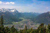 Der Wank ist der Sommerberg von Garmisch. Die Wankbahn führt hinauf und so ist dieses herrliche Fleckchen Oberbayerns für die meisten Leute gut zu erreichen, auch wenn sie nicht so gut zu Fuß sind. Es präsentiert sich ein fantastischer Ausblick auf Alpspitze und Zugspitze im linken Bildteil. Rechts im Bild ist der Kramer, welcher als der heimliche Hausberg der Garmischer gilt. • © alpintreff.de