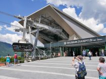 Seilbahn Zugspitze - Es sei der Seilbahnen noch nicht genug. Die wohl wichtigste Seilbahn der Garmischer ist die Seilbahn Zugspitze wie sie heute heißt. Im Jahr 2017 wurde sie für etwa 50 Millionen Euro neu gebaut und schickte die Vorgängerin, die Eibsee-Seilbahn, in Rente. 

Neben der Fahrt mit der Seilbahn gelangt man aber auch immer noch mit der Zahnradbahn und der Gletscherbahn auf die Zugspitze. Die Fahrt dauert allerdings dann deutlich länger. Auch eine Rundfahrt mit allen drei Bahnen ist möglich. • © alpintreff.de