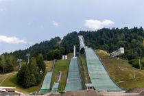 Ein Highlight ist natürlich auch immer das Sprungstadion in Partenkirchen. Alljährlich findet hier am 1. Januar das prestigeträchtige Neujahrs-Skispringen im Rahmen der Vier-Schanzen-Tournee statt. Die Schanze wurde im Jahr 2007 neu errichtet, nachdem der damals aus den 50er Jahren stammende, stählerne Anlaufturm den Anforderungen moderner Wettkämpfe nicht mehr annähernd entsprach.

Die Schanzen links der großen Olympiaschanze werden nur noch für das Nachwuchstraining und Jugend-Wettbewerbe zum Beispiel im Rahmen des Deutschen Schülercups genutzt. • © alpintreff.de