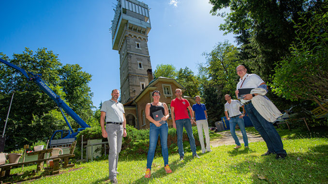 Stadtrat Markus Geiger, Katrin Müller (CCE Ziviltechniker), Kurt Anetzhuber (AVK) und das Team vom Facility-Management geben den Startschuss für die Sanierung der Sternwarte. // Foto: StadtPresse / Bauer