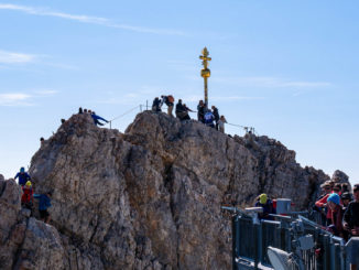Ein Klettersteig von etwa 80 Metern trennt die Terrasse auf der Zugspitze vom Gipfelkreuz. Auf diesem Stück wurde der junge Mann vom Blitz getroffen. Bild: alpintreff.de / christian schön